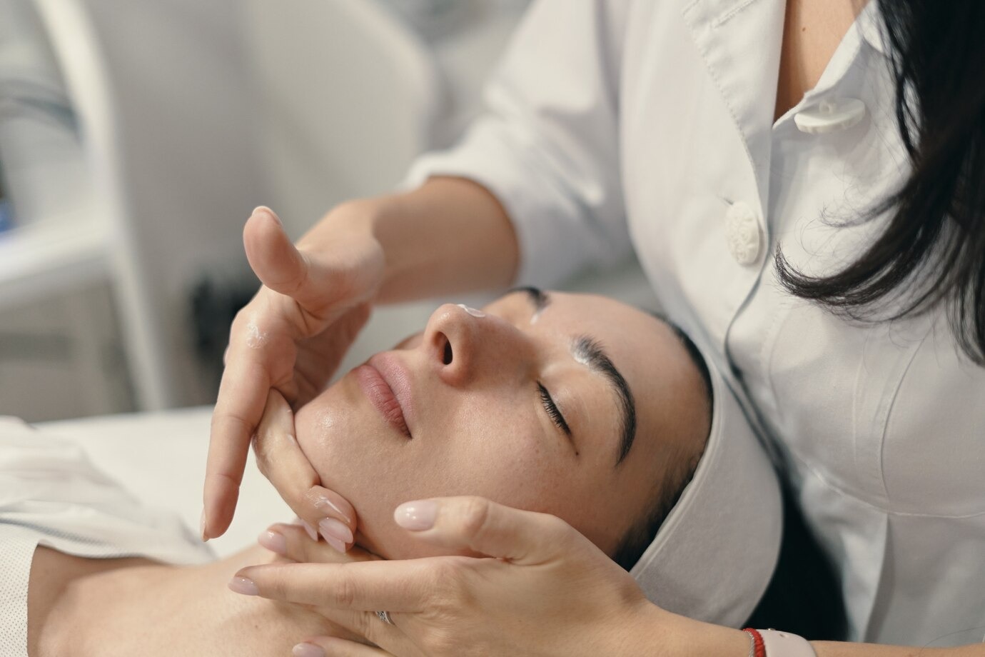 mujer joven encuentra ojos cerrados cosmetologa haciendo procedimiento 158595 4613